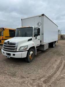 2013 Hino J Series 26 FT Box Truck