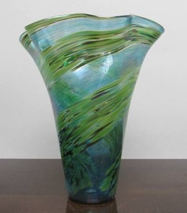 lot 218 image: Lovely Hand Blown Larger Size Iridescent Green Ribbon Art Glass Vase