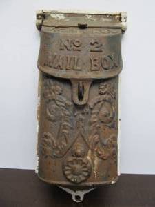 lot 226 image: Orig Antique Standard No. 2 Cast Iron Mailbox
