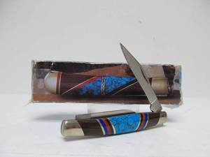 lot 18 image: Inlaid Limited Edition BUCK Trappers Knife by Paul Yellowhorse