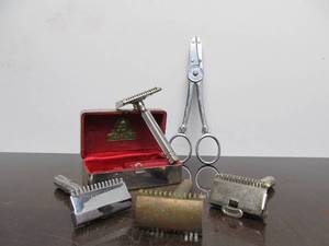 lot 59 image: Lot of 4 Vintage Safety Razors 