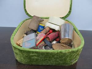 lot 61 image: Estate Lot of Vintage & Antique Smalls 
