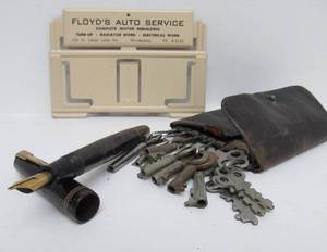 lot 72 image: Old Vintage Parker Fountain Pen Keys & Advertising Piece