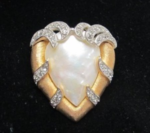 lot 80 image: Signed Vintage 1940s 50s era CROWN TRIFARI Heart Brooch  Pin