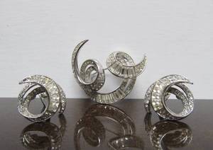 lot 86 image: Signed Vintage 1940s 50s era CROWN TRIFARI Matching Spiraled Brooch & Earring Set