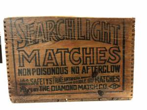 lot 132 image: Nice Antique SEARCHLIGHT MATCHES Dovetailed Wood Advertising Crate
