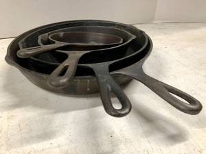lot 135 image: Lot of 4 Vintage Cast Iron Skillets