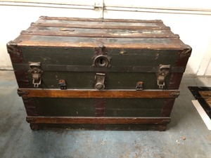 lot 142 image: Antique Steamer Trunk wInterior Tray