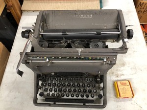 lot 184 image: Vintage UNDERWOOD Typewriter