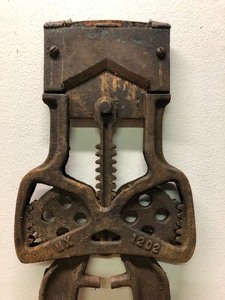 lot 291 image: Antique MX 1202 Cast Iron Bull Dehorning Cutter Tool