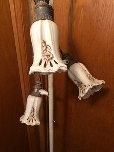 lot 312 image: Mid Century Tension Pole Lamp wPorcelain Shades
