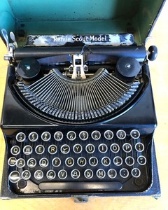 lot 317 image: Vintage 1930s era Monarch REMIE JR. Portable Typewriter