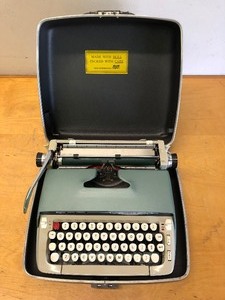 lot 318 image: Vintage Mid Century Smith-Corona GALAXIE II Portable Typewriter
