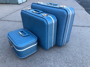 lot 322 image: Mid Century 3-Piece Matching Blue TROJAN Luggage Suitcases & Train Bag Set 