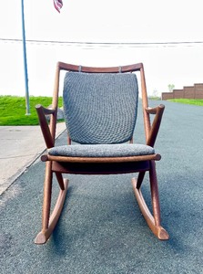 lot 328 image: Excellent Mid Century Teak Rocker by Mobler