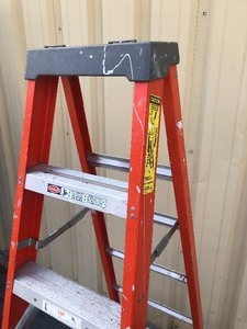 lot 374 image: KELLER Model 976 Fiberglass Step Ladder - 6