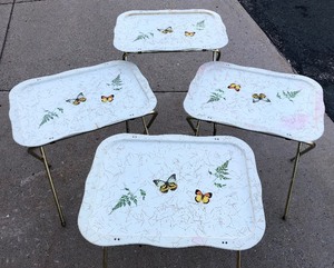 lot 389 image: Set of 4 Mid Century Folding TV Trays wButterflies