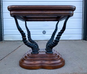 lot 358 image: Very Cool Thomasville Hemingway Trophy Antelope Horn Accent Table