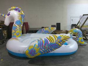 lot 138 image: H2OGO Paradise Dreams Giant Unicorn 6-person Inflatable Party Island-Out of Box
