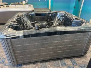 Brand New Floki Hot Tub No Reserve Covers Included
