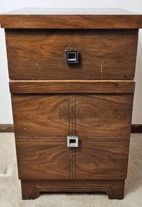 lot 11 image: Vintage Mid Century Modern Nightstand - 1 Drawer and 1 Door