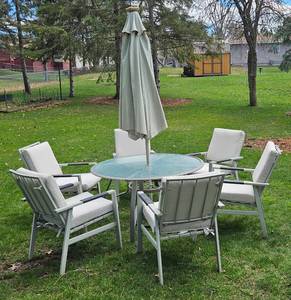 lot 31 image: Patio Table, 6 Chairs, Cushions and Umbrella