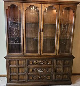 lot 93 image: Lighted China Cabinet with 2 Shelves 2 Door Upper Cabinet