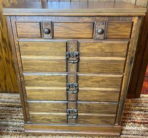 lot 26 image: Mid Century 4 Drawer Dresser