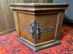 lot 8 image: Mid Century Hexagonal End Table 29.5 x 21 H