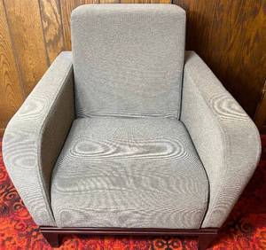 lot 29 image: Brandrod Furniture Platform Chair