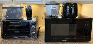 lot 72 image: Kitchen Appliances- Kenmore microwave, DELonghi Electric Oven, Sunbeam Toaster, Black & Decker Rice Cooker, Food Network 10 Speed Mixer and Hamilton Beach Coffee Grinder
