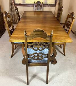 lot 91 image: Caldwell Dining Room Table and 6 Chairs - 2 captains and 4 armless. 96 overall length with leaves