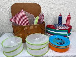 lot 38 image: Backyard Picnic Essentials - picnic basket with supplies