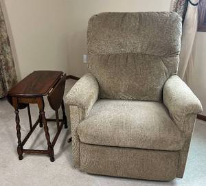 lot 79 image: La-z-boy Recliner and Folding Side Table