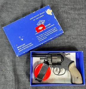 lot 86 image: Mondial Starter Revolver Model 199 .22 cal 8 shot blanks, Extra loud crimped blanks