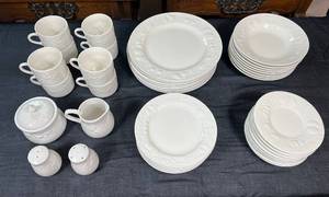 lot 88 image: Tabletops Unlimited Nature Handcrafted Collection Dinnerware Set -complete 8 piece serving set