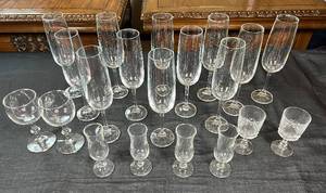 lot 89 image: Vintage Drinkware - 12 champagne flutes and variety of cordial glasses