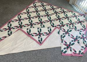 lot 54 image: Handmade Vintage Queen Wedding Ring Pattern Bedspread Quilt with pillowcases
