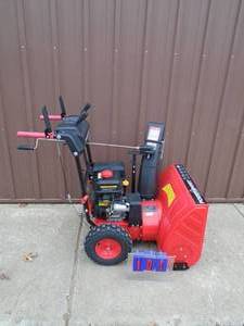 Power Smart snow blower. 212 cc. 24 Looks new. As shown. THIS ITEM HAS A RESERVE.