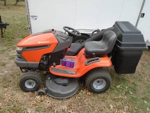 Husquevarna 46 riding mower with bagger. 21 hp Kohler engine. Good Used condition. Runs & drives. As shown. THIS ITEM HAS A RESERVE.