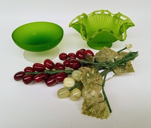 lot 62 image: Vintage WESTMORLAND Satin Glass & Carved Natural Stone Grapes Collection
