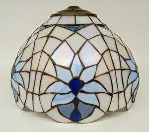 lot 42 image: Vintage Iridescent Tiffany Style Lampshade 