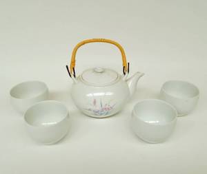 lot 87 image: Five-Piece Japanese Tea Set