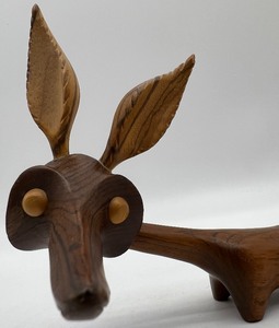 lot 11 image: Vintage MCM Teak HANU Hand Carved Fox - ITALY