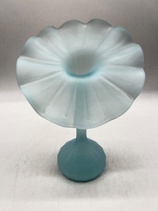 lot 164 image: Vintage Hand Blown Satin Glass Jack in the Pulpit Vase