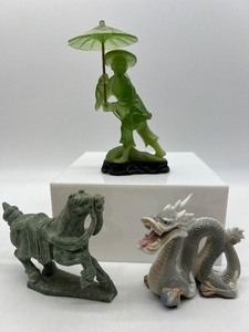 lot 176 image: Assorted Vintage Asian Collectible Figurines