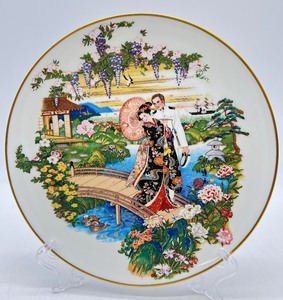 lot 177 image: Metropolitan Opera MADAMA BUTTERFLY Plate and Hand Painted Glass Vases in Original Box