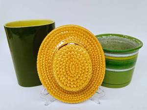 lot 193 image: Trio of Vintage Ceramics including a Straw Hat Wall Pocket