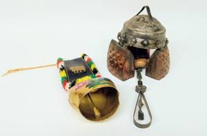 lot 232 image: Rustic Wind Chimes and Bull-Themed Bell