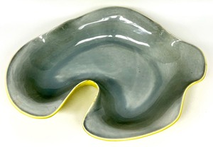 lot 297 image: Vintage RED WING Pottery B1408 Yellow Freeform Dish